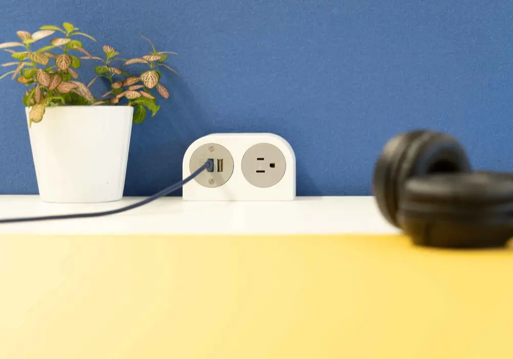 phase-nema-white-scene-USB-type-c